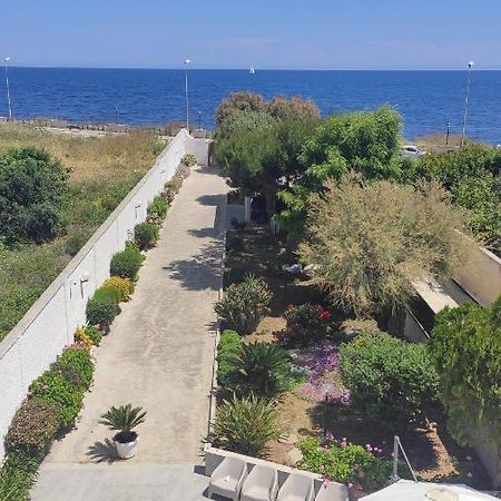Seagull Apartments - Front And Sea View & Airport Бари Экстерьер фото