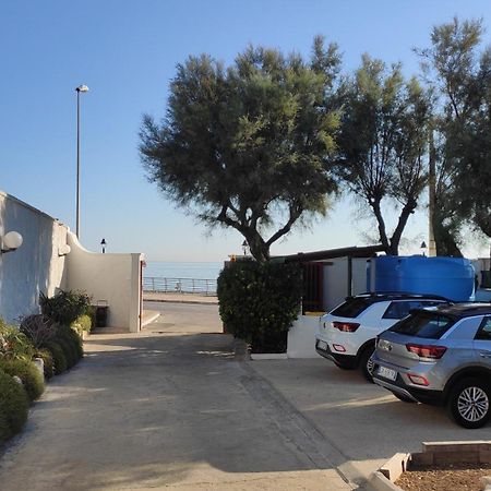 Seagull Apartments - Front And Sea View & Airport Бари Экстерьер фото