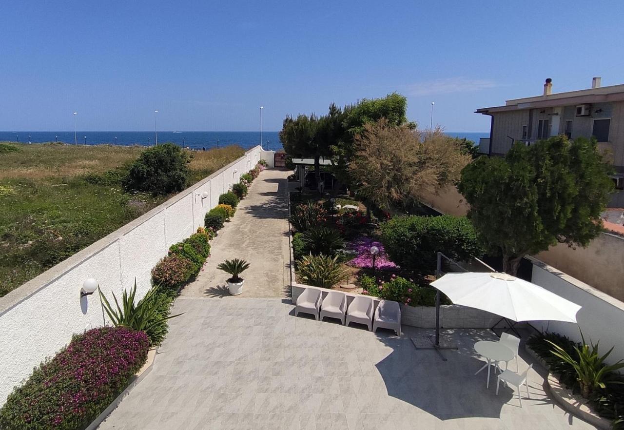 Seagull Apartments - Front And Sea View & Airport Бари Экстерьер фото