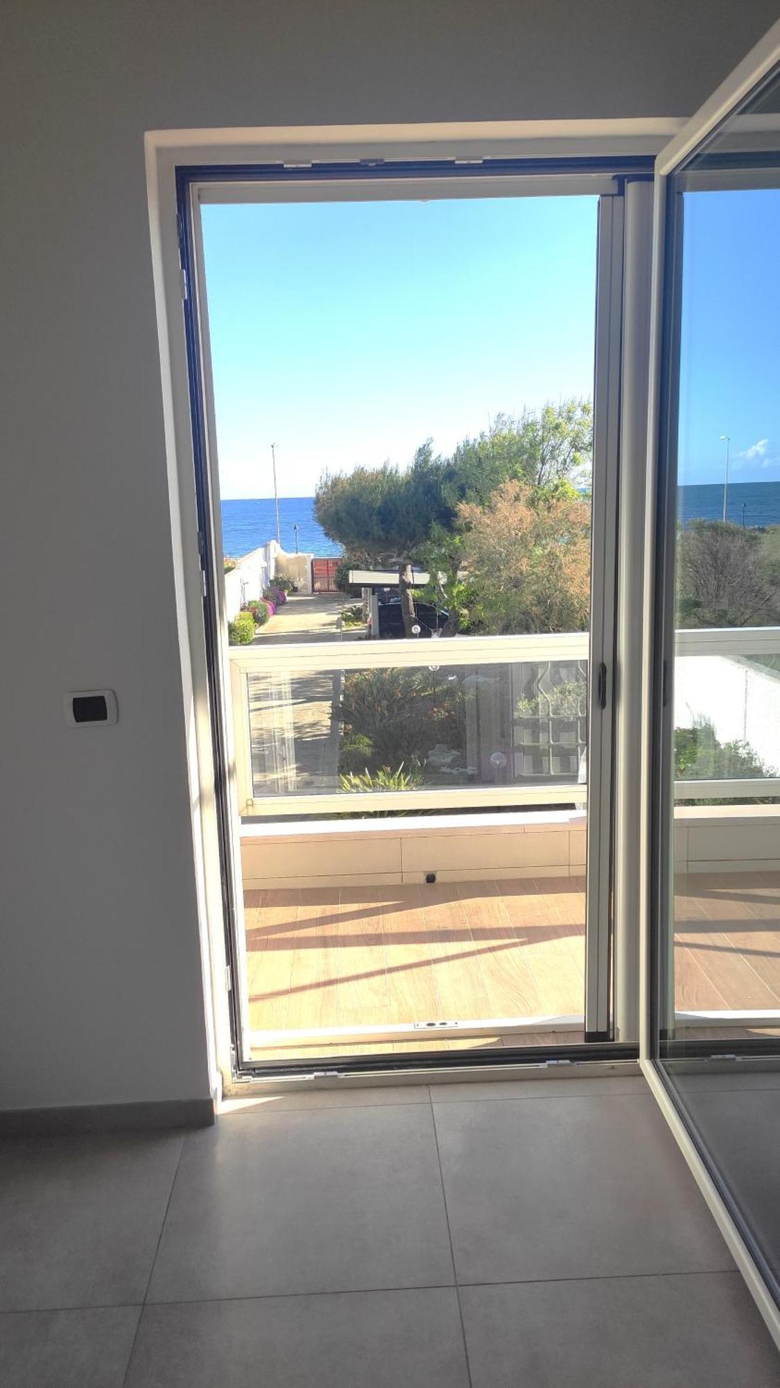 Seagull Apartments - Front And Sea View & Airport Бари Экстерьер фото