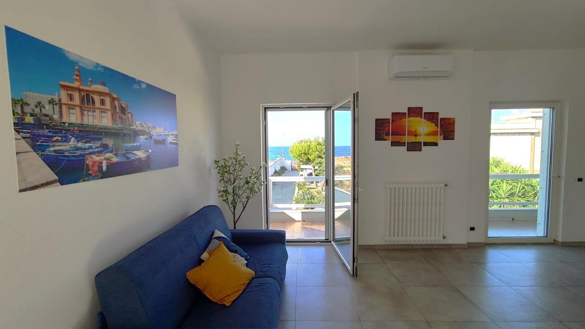 Seagull Apartments - Front And Sea View & Airport Бари Экстерьер фото